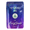 Studio 54 fem Cannabis-Samen – blau-violette Zexy Seedz Verpackung mit GrowPilot.guide-Logo