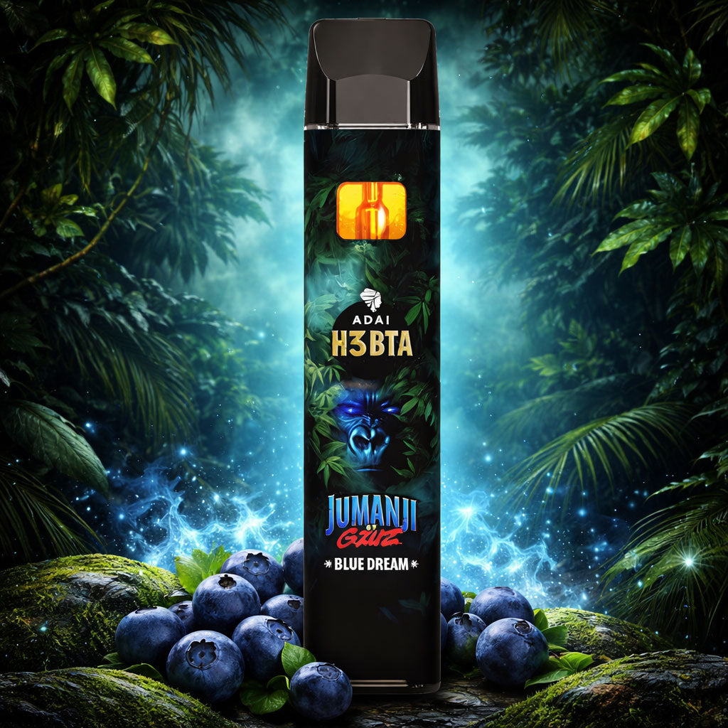 Jumanji by GZUZ H3BTA Vape Blue Dream, schwarzer Einweg Vape im Dschungel Setting, Blaubeeren im Vordergrund, leuchtender Nebel und Wasserlicht