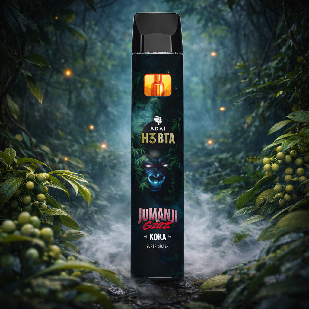Jumanji by GZUZ H3BTA Vape Koka, schwarzer Einweg Vape im Dschungel, grüne Beeren an Pflanzen links und rechts, Nebel im Hintergrund