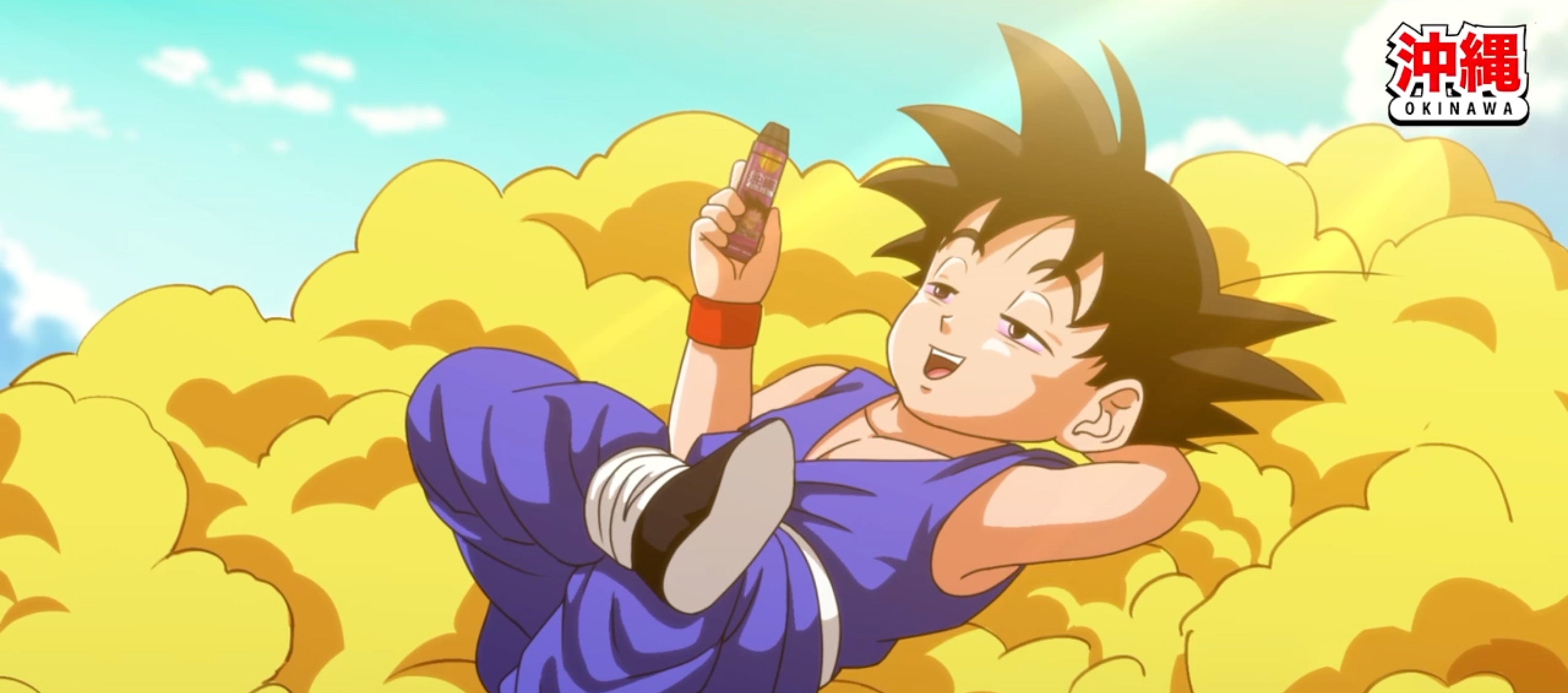 Entspannte Anime Szene mit einem Jungen namens goku von dragonball auf einer goldenen Wolke, der ein kleines Produkt in der Hand hält, vor hellem Himmel mit Okinawa Schriftzug.