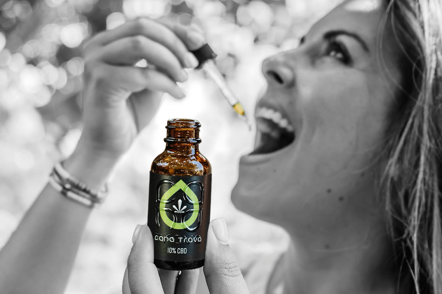 Frau nimmt CBD Öl Tropfen mit Pipette aus Canatrava CBD Öl Flasche