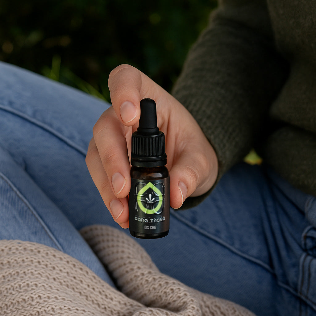 CBG Öl 10 % in der Hand im Außenbereich als natürliche Alltagsszene