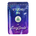 Studio 54 fem Cannabis-Samen – blau-violette Zexy Seedz Verpackung mit GrowPilot.guide-Logo